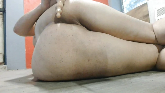 Anal dildo oyuncağı. Azgın olmaktan göt deliği ıslak.