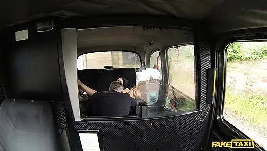 Fake taxi - büyük göğüsler kümesi taksiye biniyor, vahşi seks takip ediyor!