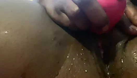 Rosita su sıçratarak tanışıyor