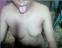 Yeşil sandalyede çıplak genç kadın