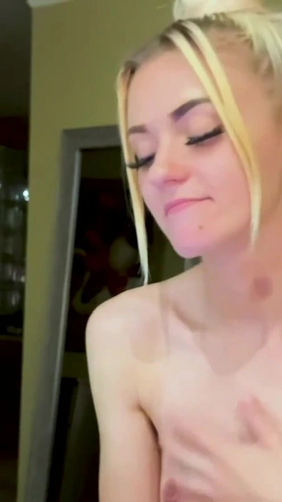 Незабываемый момент из "Худенькая блондинка милашка Sassy сосет член, прежде чем ей долбят ее киску!"