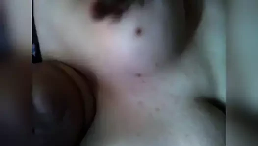 Sokağın aşağısındaki kız elmas