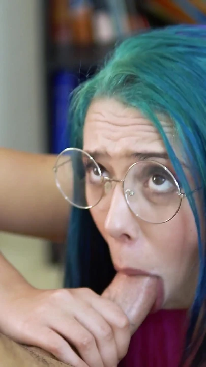 Ботанистая девушка принимает камшот на лицо в очках - бразильская Cherry Adams в любительском видео от первого лица