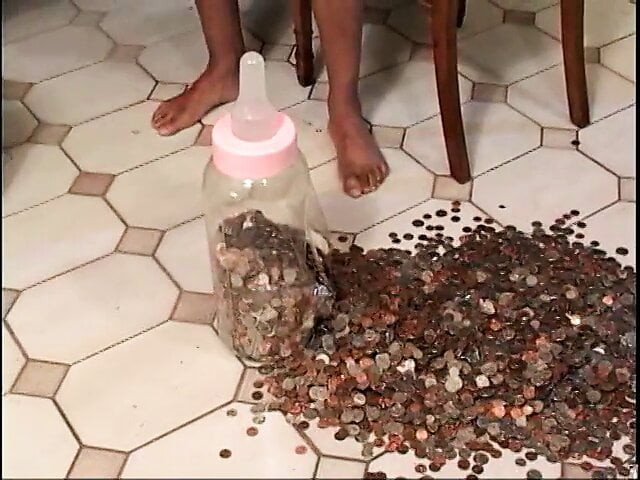 Azgın sarışın kadın yarak ve şişeler için amını açıyor sapıkça sokma oyunlarında