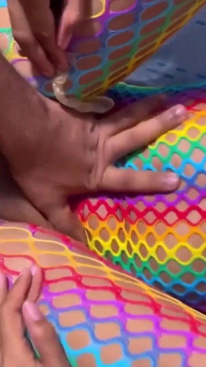 Ön ödemeli latin prezervatifsiz sikişmeyi kabul ediyor ve içine geliyorum ve fışkırtarak boşalmasını bırakıyorum | Klip 1