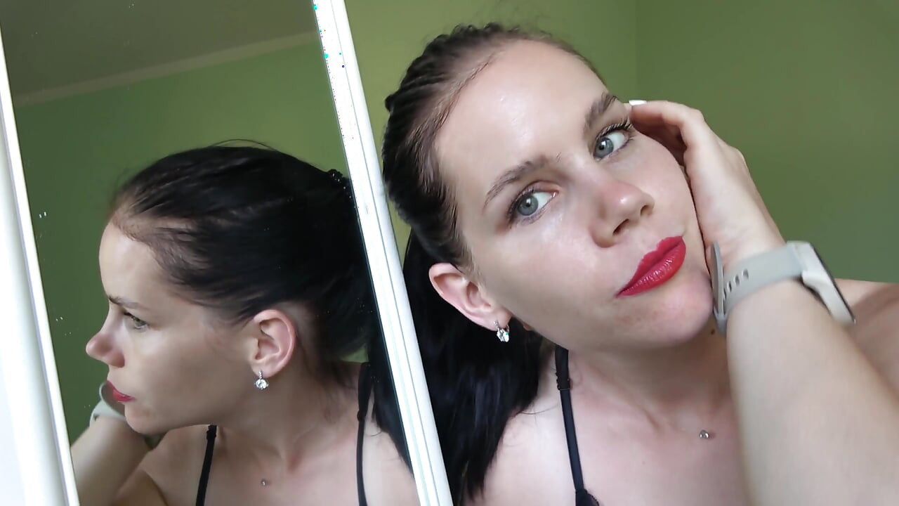 Seksi dev kadın Anna minik bir adamla oynuyor 4k