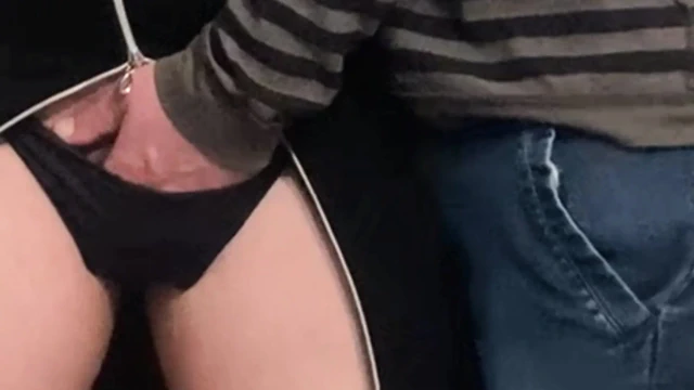 Omg!!! Kalabalık metrodaki yabancı - amcık parmaklıyor