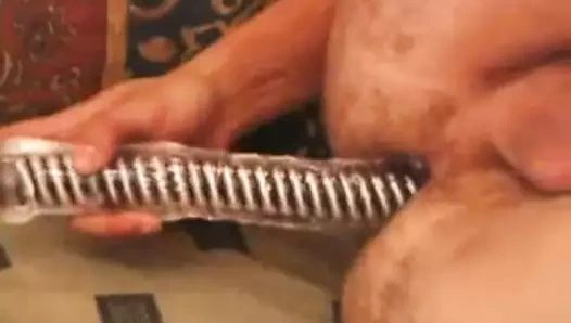 Mika bir yapay penis ile vuruş yapıyor