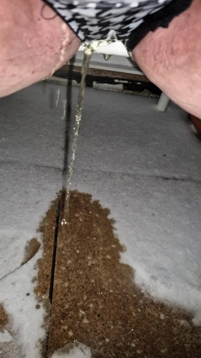 Soğuk kar üzerinde sıcak çiş