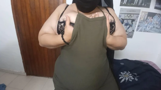 Büyük götlü ve büyük memeli yenge tombul kızın oynaması gerekiyor ama oynayacak kimse yok