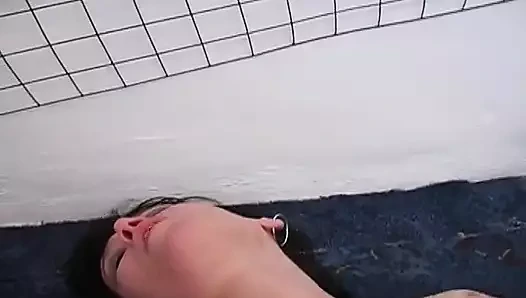 Edepsiz esmer Alman fahişe büyük yarak emmeden önce şaplak atıyor