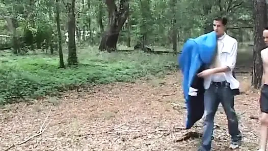 Симпатичные тинки в их анальном трахе на природе