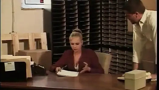 Tart götünü yalıyor ve sert sikiliyor