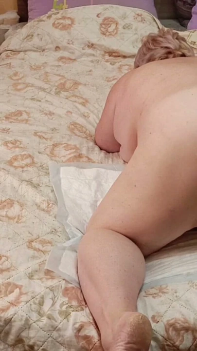 Büyük götlü kayınvalide seks makinesiyle büyük kıllı amına mastürbasyon yaparak boşalıyor | Klip 1