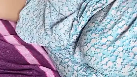 Sri Lankalı aktris Anne banyoda geceleri amcığı ve büyük doğal göğüsleriyle oynuyor