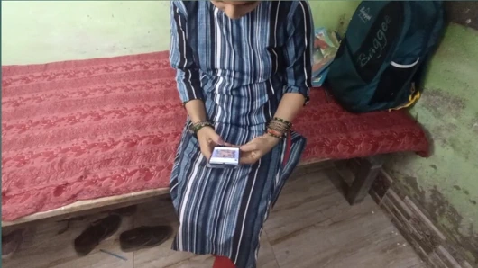 Kayınbiraderim geldiğinde odada cep telefonunu kullanıyordum ve onunla amcığımın susuzluğunu giderdim.