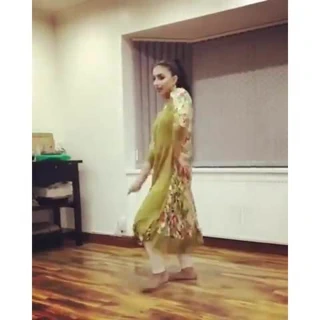 Uk Pakistanlı uni kız dans olmayan çıplak geleneksel olmayan çıplak