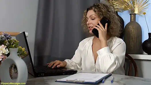 Esnek genç kızın sıkı götü parçalanıyor