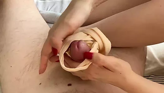 Kız çorapla ayakla mastürbasyon yapıyor ve külotunu çıkarıyor ve erkek arkadaşını orgazma ulaştırıyor