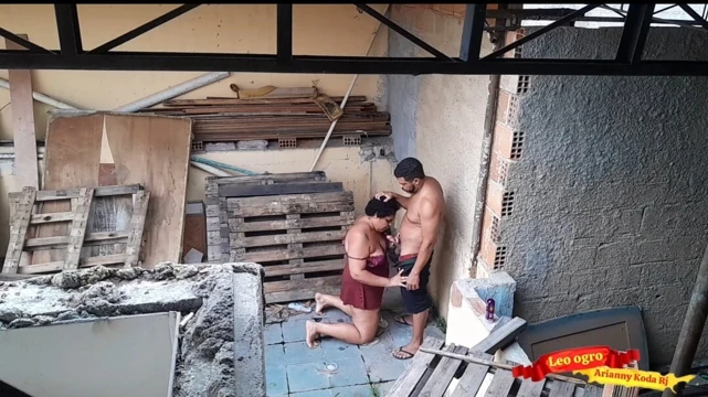 Üvey kız kardeşimin yabancılarla seks yaptığını öğrendim