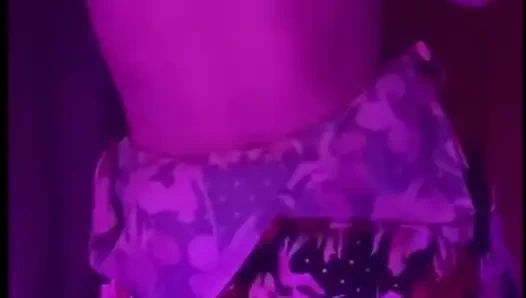 Ateşli genç kız büyük göğüslerini gösteriyor