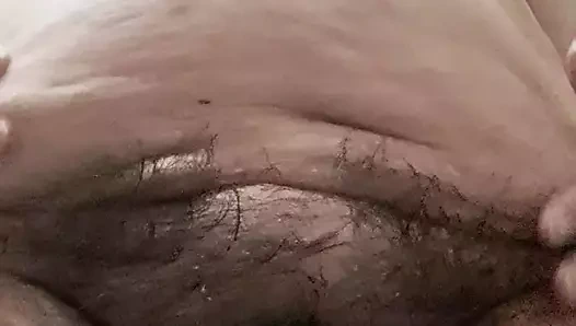 Olgun orta yaşlı seksi kadın zengin bir duş alıyor ve vücuduna krem sürüyor ve sikişiyor