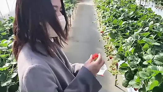 Vajinaya rahatça boşalan bir erkek ve kucaklayan bir kadın