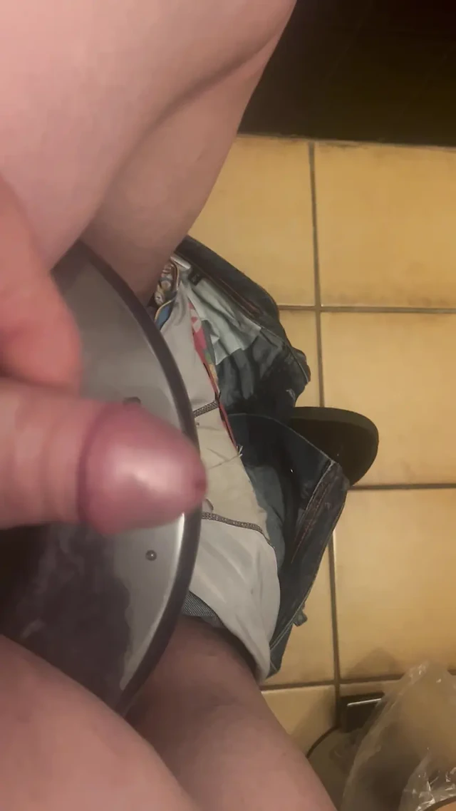 Masturbation dans les toilettes