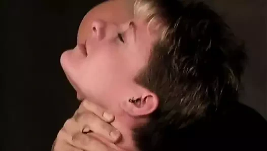 Butch lezbiyen bağladı ve tokatladı, kadın orgazm kontrolü