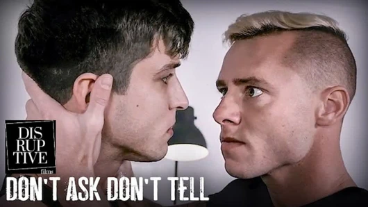 Askeri sporcu cinselliği kabul ediyor ve bunkmate ile yoğun ilk eşcinsel deneyimi yaşıyor