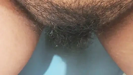 Ateşli Hintli teyze banyoda işerken aniden video çekiyor