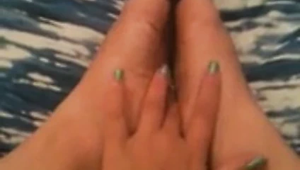 amica si massaggia i piedi! sexy!