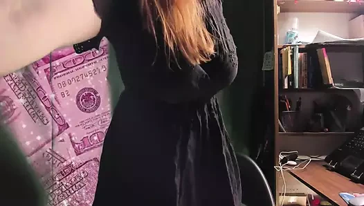 Yeni oyuncağımla paketini açıp oynuyorum