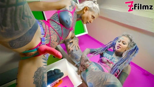 Serpienta anuskatzz fışkırtana kadar takma yarakla eğleniyor