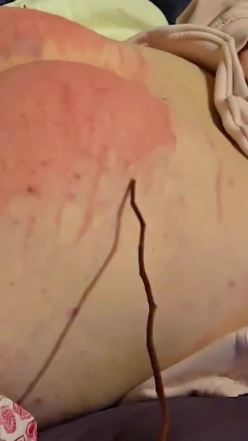 Ключевой момент из "Жестокой порки раба палочками, наказание женского доминирования садистской госпожой".