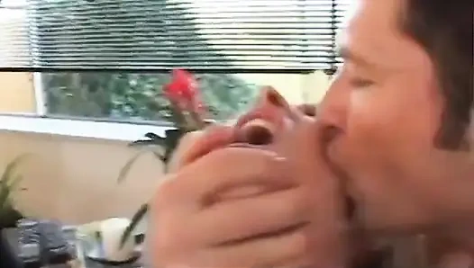 Возбужденная блондинка с огромными сиськами получает горячий экшн в тройничке в помещении