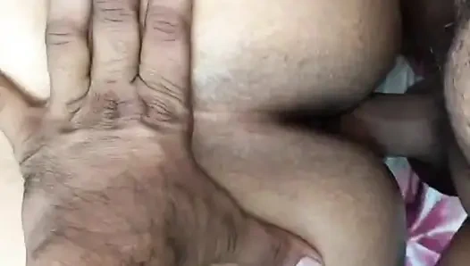 Hintli desi üvey kız kardeş ve üvey erkek kardeş yatağı paylaştı ve sert Hintli seks videosu