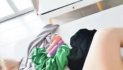 Vajinamı ve popomu iyice sikip iç çamaşırıma boşalıyor