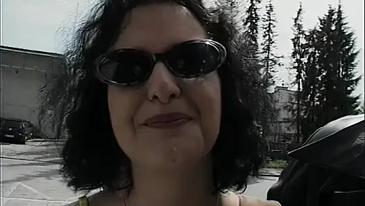Azgın orta yaşlı seksi kadın park yerinde iki adamla sikişiyor