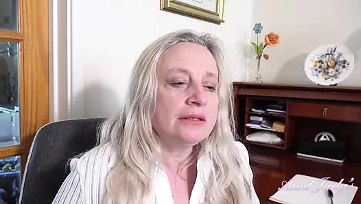 Auntjudys - azgın olgun patronun Andrea Ann ofiste yarağını emiyor