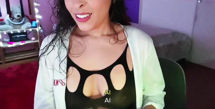 Doğal vücutlu ateşli latin kendi göğüslerini emmeye çalışıyor