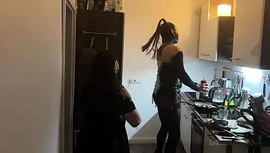 Baskın orta yaşlı seksi kadın mutfakta lateks sub'un götünü genişletiyor