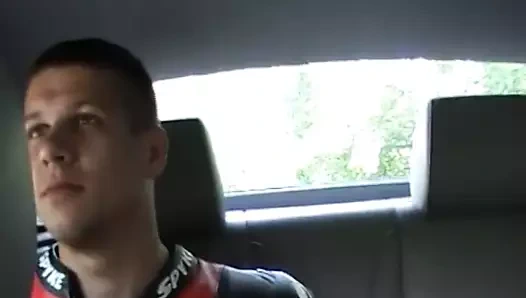 Sevimli motorcu bir araba asansöründe çarptım alır