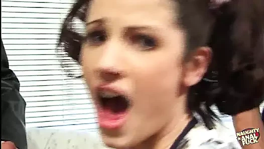 İki adam ve sevimli bir esmer arasındaki masum bir konuşma anal üçlü sekse yol açıyor