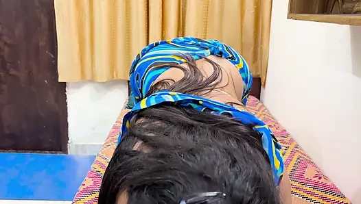 Hintli tharki üvey anne kız arkadaşı üvey oğluyla Hintçe nasıl sevişeceklerini öğretiyor