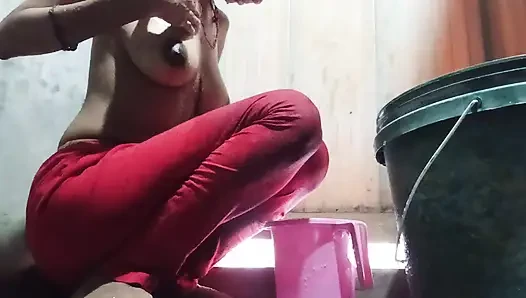 Hintli kadın kıllı siyah amcığını ve sıska götünü gösteren sevgilisi için banyo yapıyor.