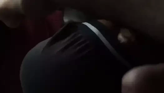 itaatkar arap kadın öpücük emmek ve beyaz adam ayak yalamak