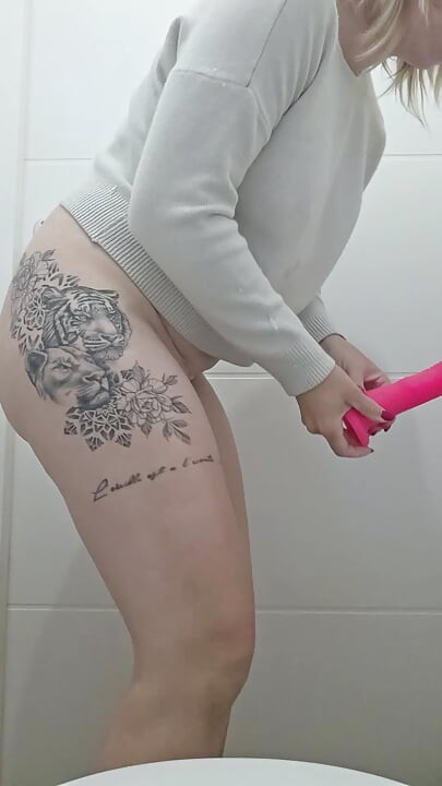 Little French This Feels Good In The Bath ve Mega Squirt