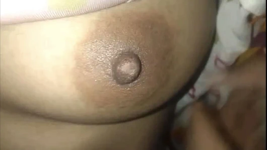 Hintli solo video kız kamerada göğüslerini ve amını gösterdi