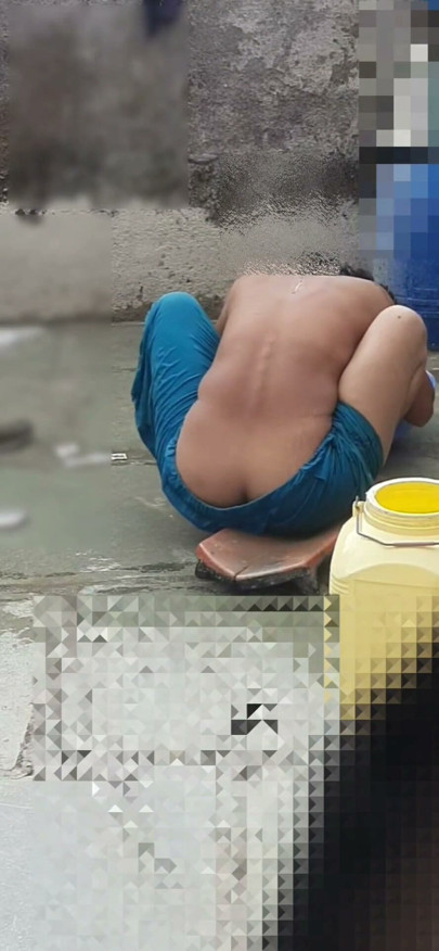 Stepaunt'un kız üvey kız kardeşi köyde açıkta banyo yaparken görülüyor bölüm 3 | Klip 1